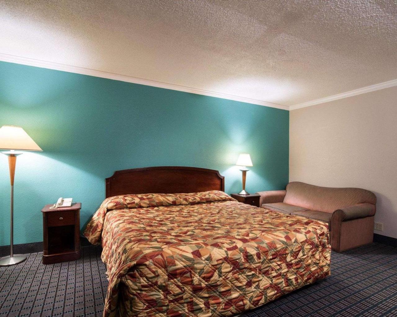 Rodeway Inn East Syracuse Exterior photo